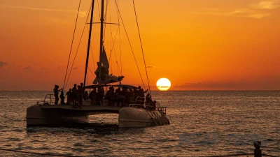 Zonsondergang van Belek met boot